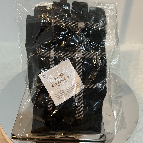 NWT Coach Gloves / Mittens in One perfect and easy to text - Picture 6 of 6